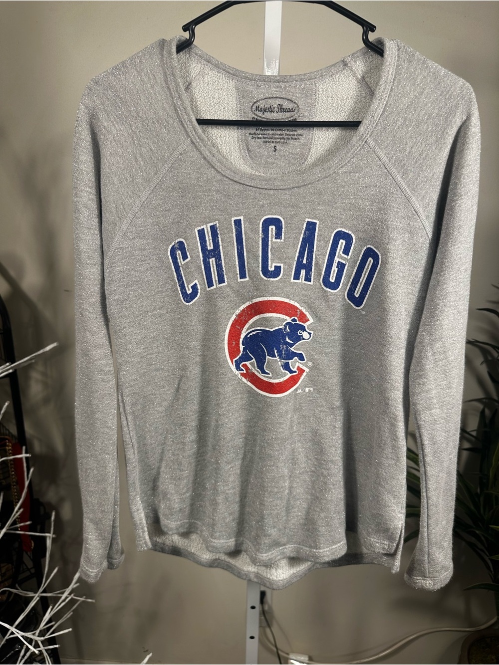 S92. Majestic Chicago Cubs womenshimmer long sleeve Crewneck Pullover Sweatshirt